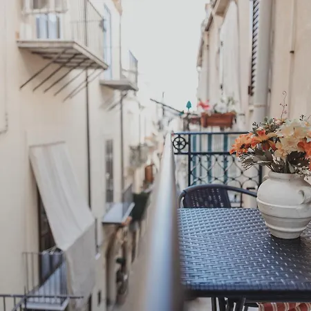 Le Maioliche - Sicilian Style تْشيفالو