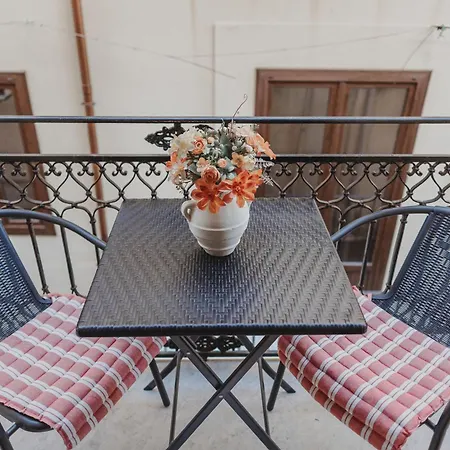 Le Maioliche - Sicilian Style تْشيفالو